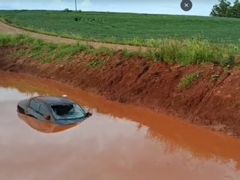 Ve�culo cai em caixa de conten��o em estrada rural de Engenheiro Beltr�o