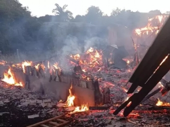 Incndio destri casa em Santo Rei, distrito de Nova Cantu; comunidade se mobiliza para ajudar casal que perdeu tudo