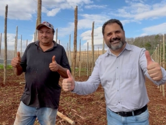 Prefeito Padre Gianny acompanha instala��o de estufa do programa Rota do Progresso em Campina da Lagoa