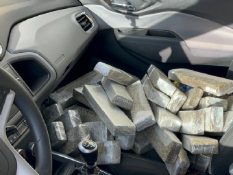 PRF apreende 453 kg de maconha em carro furtado e prende jovem de 27 anos em Cu Azul