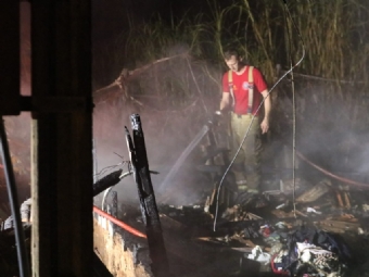 Inc�ndio em resid�ncia mata casal no interior de Araruna; filho consegue escapar