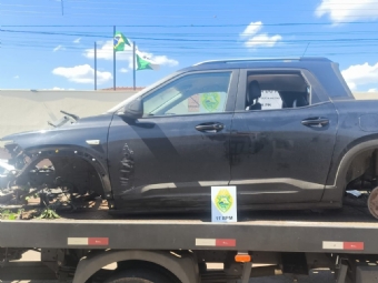 Ve�culo furtado � recuperado em �rea rural de Ubirat�