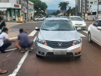 Mulher fica ferida em acidente entre patinete eltrico e carro no Centro de Toledo